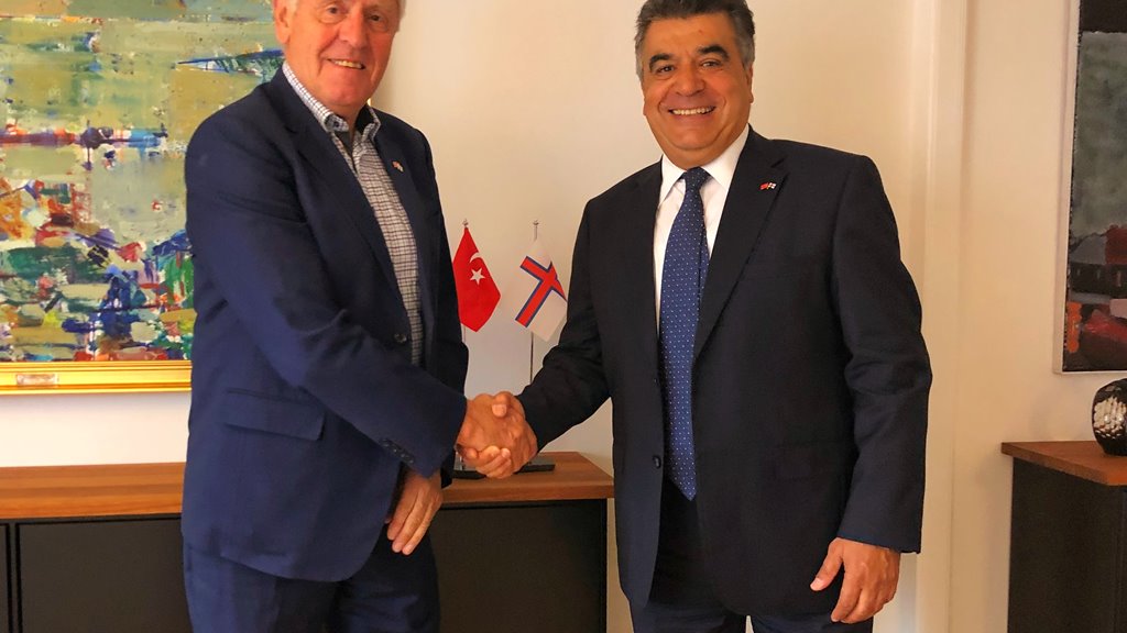 Turkiski sendiharrin til fótbóltsdyst í Føroyum