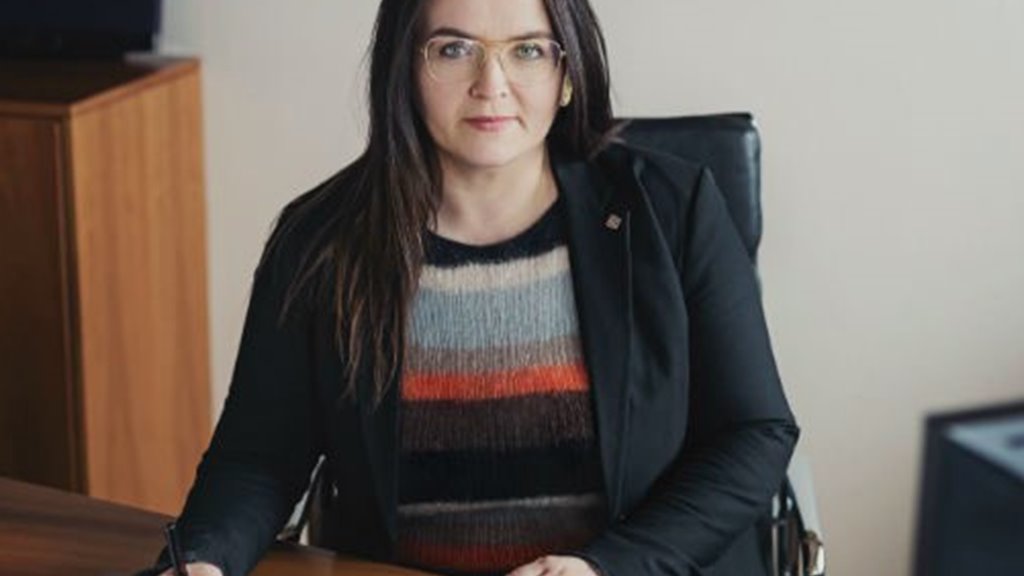 Tvey stór átøk fyri føroyskt mál komin undir land