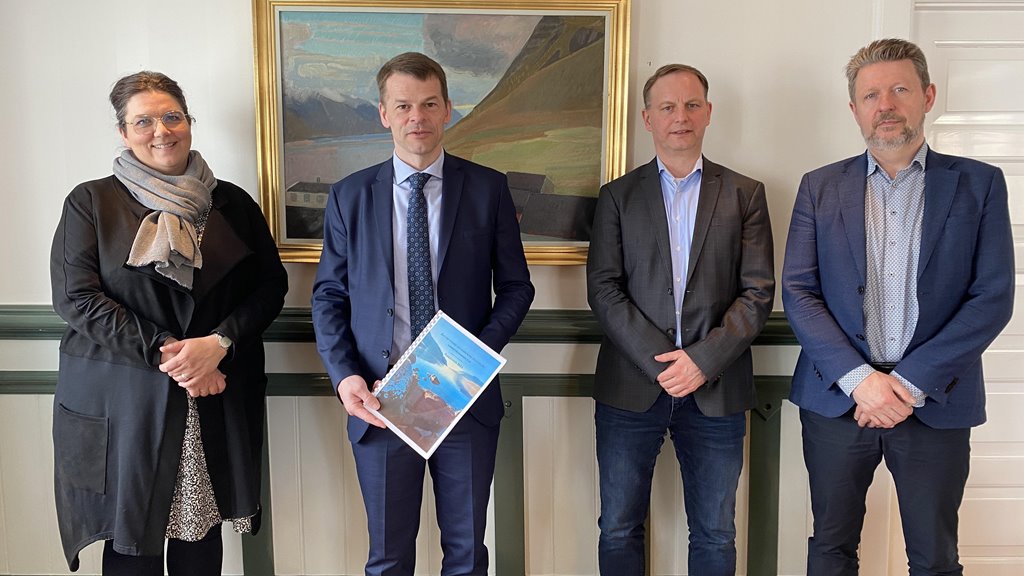Álit um samsýning og eftirløn landsstýrismanna handað løgmanni