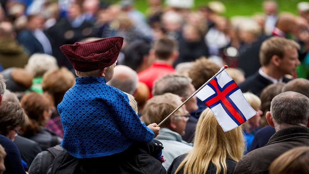 Øll eldri enn 18 ár fáa triðja prik