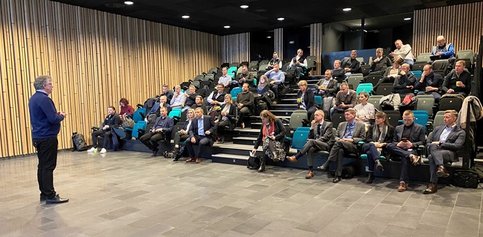 Frá evnisdegnum um alivinnu, sum Vinnuhúsið bjóðaði inn til