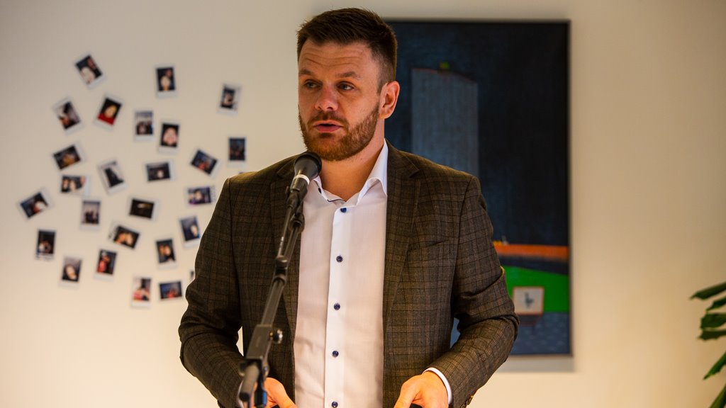 Landsstýrismaðurin til prógvhandanina við Áir