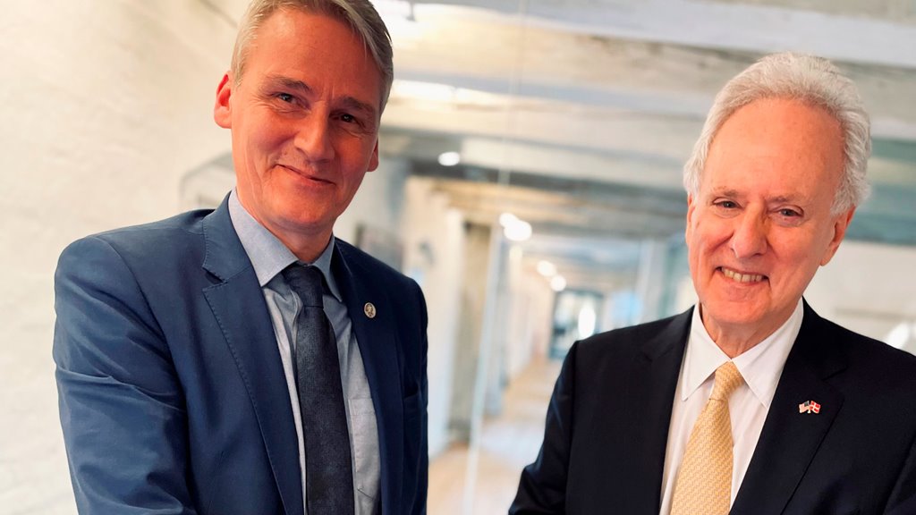 Landsstýrismaður hitt amerikanska sendiharran